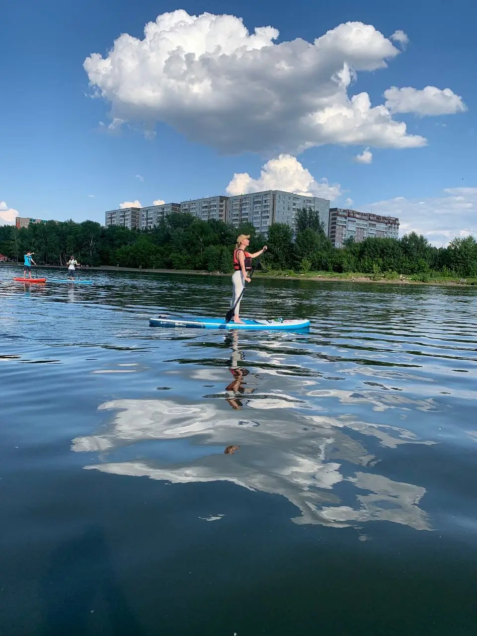 Компания на SUP-прогулке